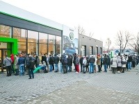 Od skorého rána lemovali ulicu M. Sch. Trnavského v Bratislave desiatky ľudí.