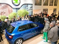 Zvedaví ľudia zaplnili kvôli novej Fabii celý showroom
