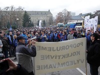 V uliciach Košíc protestovali tisíce odborárov