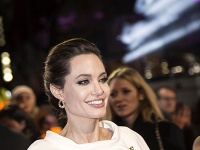 Angelina Jolie počas uplynulých dní navštívila viaceré európske mestá. V Londýne na premiére svojho filmu zažiarila v takýchto šatách. 