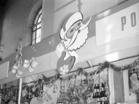 Vyzdobená mestská tržnica v Bratislave pozýva spotrebiteľov k vianočnému nákupu. (1955)