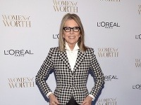 Diane Keaton si k pomerne vydarenému outfitu obula lodičky s bielymi ponožkami. 
