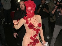 Lady Gaga púta pozornosť šialenými outfitmi. 