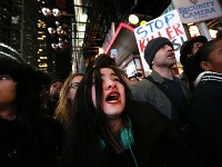 Tisíce protestujúcich opäť zaplnili ulice New Yorku a ďalších amerických miest 