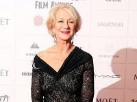 Helen Mirren si do spoločnosti obliekla róbu, pod ktorú si nemohla dať podprsenku. Jej vekom padnuté prsia nevyzerali vkusne. 