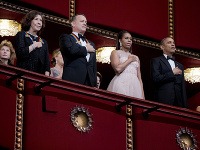 Michelle Obamová si obliekla šaty, ktoré jej odhaľovali paže. Tie pri fotení zdola vyzerali mohutne. 