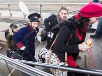 Ľudia bez domova v úlohe nosiča batožiny na hlavnej železničnej stanici v Bratislave. Ľudia bez domova v úlohe nosiča batožiny na hlavnej železničnej stanici v Bratislave.