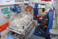 Inkubátor slúži na prevoz rizikových, predčasne narodených novorodencov. Udržiava teplotu okolo 36 
stupňov Celzia. 