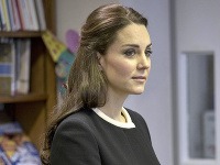 Princezná Kate nosí voľnejšie oblečenie, pod ktorým sa jej črtá rastúce bruško. 