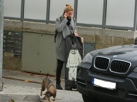 Adela Banášová venčila svojho psíka.