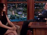 Mila Kunis si na nakrúcanie obliekla minišaty, ktoré odhalili jej stehná. 