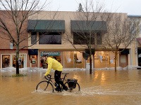 Kaliforniu zasiahli dažde, vietor a záplavy