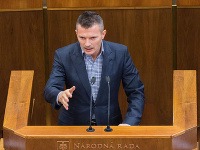 Ján Počiatek zostáva vo funkcii. Podržali ho vlastní poslanci. Ján Počiatek zostáva vo funkcii. Podržali ho vlastní poslanci.