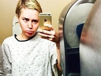 Miley Cyrus operovali zápästie