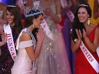 Víťazka Miss World 2014 Rolene Straussová s prvou vicemiss z Maďarska Edinou Kulcsárovou a druhou vicemiss Elizabeth Sofritovou.