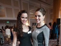 Miss Slovensko 2014 Laura Longauerová a Česká Miss 2014 Tereza Skoumalová (vľavo) počas finále Miss World 2014 v Londýne.