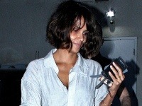 Halle Berry nafotili novinári v nákupnom centre. Bola neučesaná, neupravená a jej outfit tiež nestál za veľa. 