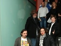 Bolek Polívka s partnerkou Marcelou Černou, synom Janom a slovenským hercom Lukášom Latinákom.