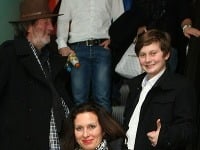 Bolek Polívka a jeho partnerka Marcela Černá spolu so  synom Janom idú na premiéru filmu Hodinový manžel, kde český herec hrá jednu z hlavných úloh.