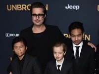 Brad Pitt s adoptovanými synmi Paxom (vľavo), Maddoxom (vpravo) a dcérkou Shiloh (v strede).