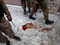 Žena sa musela pozerať na to, ako príslušníci Talibanu odrezávajú ľuďom hlavy. (ilustračná foto)