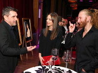 Gabriela Marcinková s priateľom Martinom (vpravo) si na párty poklebetili aj s Petrom Kočišom.
