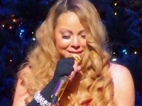 Mariah Carey mala počas večera problém sústrediť sa. Potrápili ju aj topánky. Jednu z piesní odspievala s bosou nohou. 