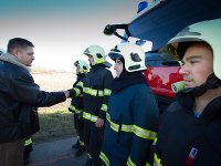 Premiér Robert Fico a minister vnútra Robert Kaliňák navštívili hasičov na Štedrý deň pri zásahu počas dopravnej nehody pri Šamoríne. 