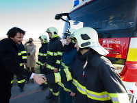 Premiér Robert Fico a minister vnútra Robert Kaliňák navštívili hasičov na Štedrý deň pri zásahu počas dopravnej nehody pri Šamoríne. 