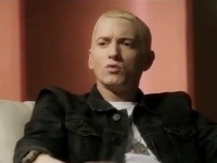 Eminem o sebe pred kamerami povedal, že je gay. 