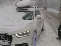 Snežné peklo uväznilo 15 tisíc áut.