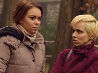 Pri stretnutí Beáty (Júlie Ružičky Horváthovej) a Pauly (Dominiky Kavaschovej) mala blondínka už ostrihané vlasy, ktoré odhaľovali jej ucho. 