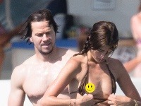 Manželku Marka Wahlberga zradili bikiny. Ľuďom na pláži tak ukazovala svoje bradavky. 