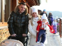 Mladá rodinka Braňa Záhradníka si užívala zasneženú atmosféru na Donovaloch. 