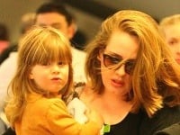 Adele so synom Angelom majú podobné nielen črty tváre, ale aj účes. 