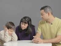 Rozhovor rodiča s dieťaťom o sexe môže byť veľmi nepríjemný a trápny.