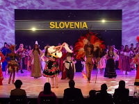 Počas tanca Laury Longauerovej ale informačná obrazovka tvrdila, že ide o reprezentantku a tanec Slovinska. 