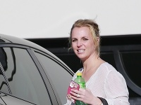 Britney Spears odfotili fotografi v príšernom outfite, s neumytými vlasmi a lesknúcou sa tvárou. 