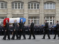 Vo Francúzsku pochovali policajtov, ktorí zomreli pri útoku islamských militantov.