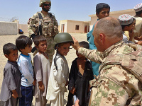 Humanitárna pomoc našich vojakov v obci Shurandan v Afganistane