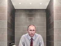 Svetoví lídri by takto nejak vyzerali pri návšteve toalety.