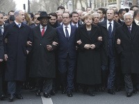 (Zľava) Izraelský premiér Benjamin Netanjahu, prezident Mali Ibrahim Boubacar Keita, prezident Francúzska Francois Hollande, nemecká kancelárka Angela Merkelová, prezident EÚ Donald Tusk a prezident Palestíny Mahmúd Abbás vyjadrili sústrasť.