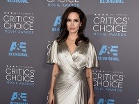 Angelina Jolie má výrazne chudé ruky. 