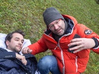Andy Kraus si s mŕtvym Jakubom Švehlom (Vladimír Kobielsky) spravil takzvanú selfie. 