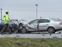 Tragická nehoda si vyžiadala život vodiča, deviati ľudia sa zranili