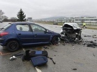 Tragická nehoda si vyžiadala život vodiča, deviati ľudia sa zranili