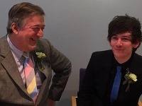 Stephen Fry si vzal o 30 rokov mladšieho partnera Elliotta Spencera.