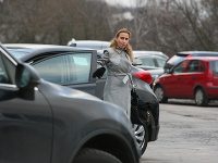 Monika Bruteničová na ceste do práce bez mejkapu a s luxusnou kabelkou.