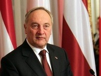 Lotyšský prezident Andris Bērziņš nemá radosť zo slov Kosačenka