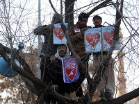 V afgánskych mestách prebiehajú protesty, v rukách držia papiere s nápismi 
